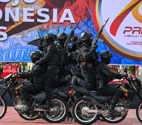 FOTO: Aksi Polisi Aceh Unjuk Kekuatan di HUT ke-78 Bhayangkara, Bikin Merinding saat Pecahkan Tumpukan Balok dengan Kepala