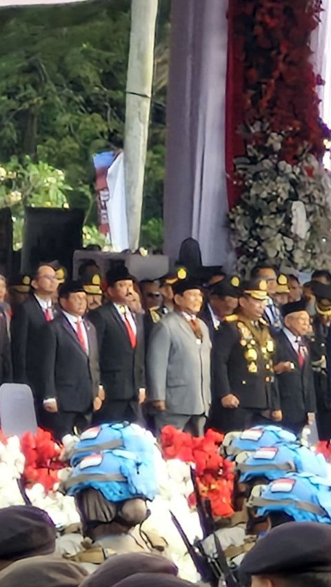 Momen Jokowi Sapa Prabowo Sebagai Presiden Terpilih di HUT Bhayangkara