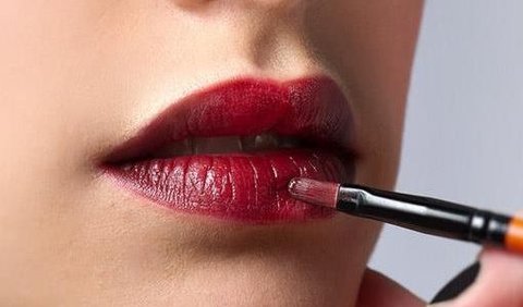 6. Aplikasikan dengan Kuas Lipstik