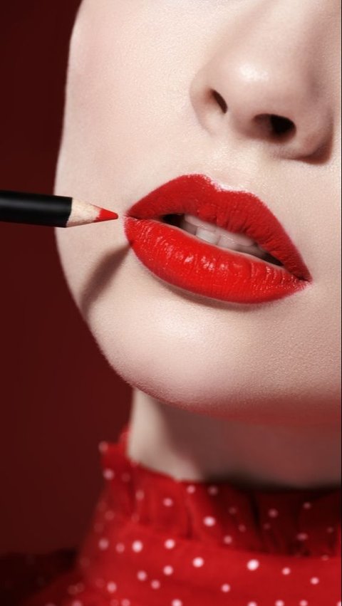 8. Sempurnakan Bentuk Bibir dengan Menggunakan Lip Liner