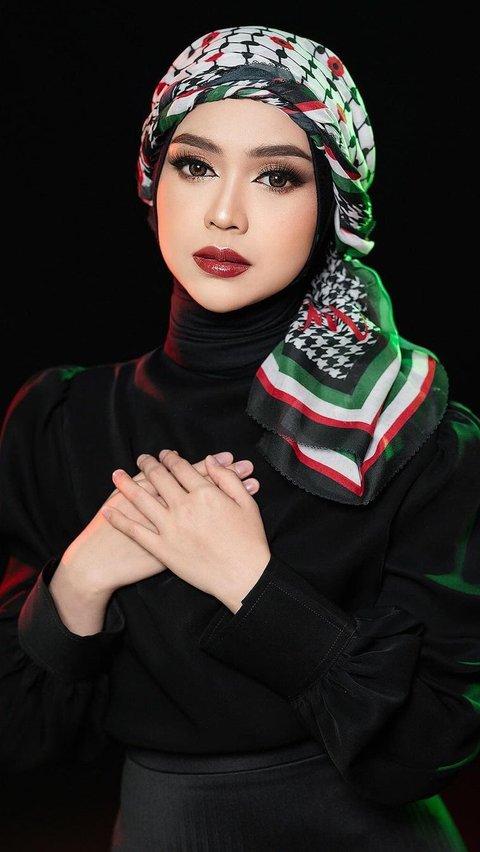 Ria Ricis appeared with a Palestinian Keffiyeh and Bold Makeup in her Birthday Post.