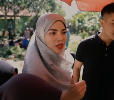 Selain Kurban Sapi Dua Ekor, Dinar Candy Traktir Bakso Orang-orang Kampung Satu Gerobak Bikin Heboh