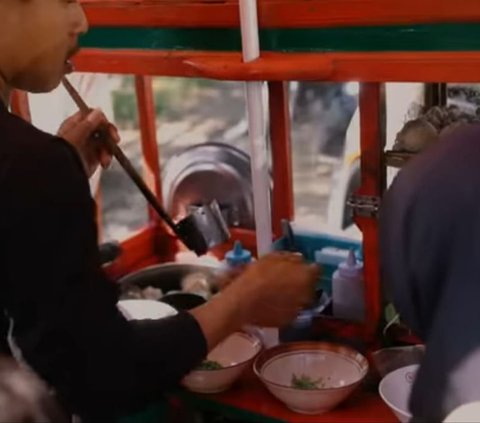 Selain Kurban Sapi Dua Ekor, Dinar Candy Traktir Bakso Orang-orang Kampung Satu Gerobak Bikin Heboh
