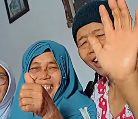 Funny Action of Kids Vlogging with Grandmothers: 'Together with the Old Besties'