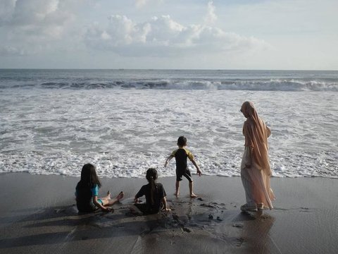 10 Momen Natasha Rizky Liburan Bareng Anak-anak, Seru Banget Main di Pantai