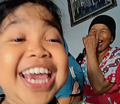 Funny Action of Kids Vlogging with Grandmothers: 'Together with the Old Besties'