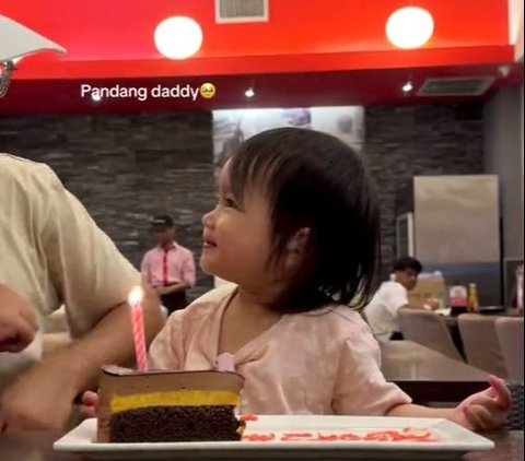 Sweet Moment of Parents Celebrating Their Child's Birthday, Their Daughter's Reaction Touches the Heart