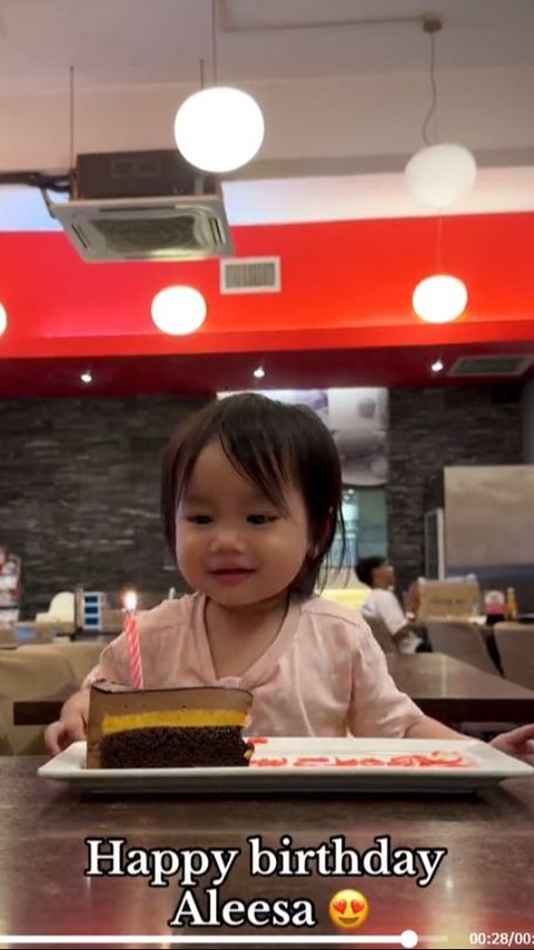 Sweet Moment of Parents Celebrating Their Child's Birthday, Their Daughter's Reaction Touches the Heart