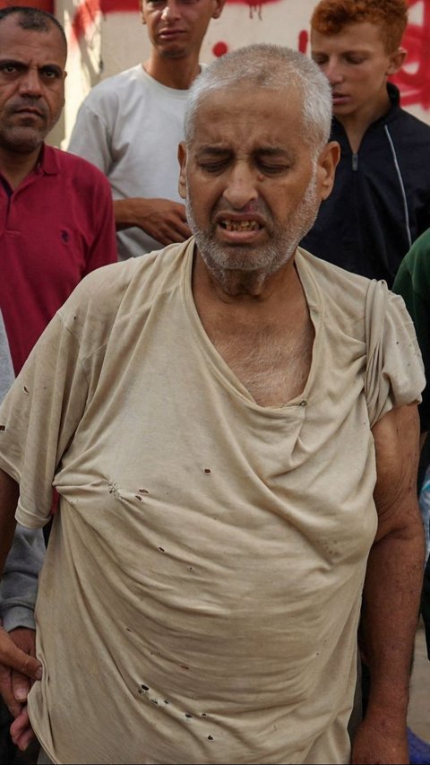 Penampilannya pun terlihat lusuh. Mereka hanya menggunakan kaos oblong saat dibebaskan. Foto: Bashar TALEB / AFP<br>