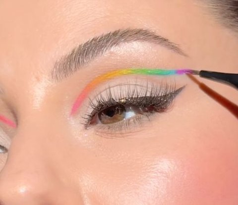 Tutorial for Creating Colorful Eyeliner with Micellar Water