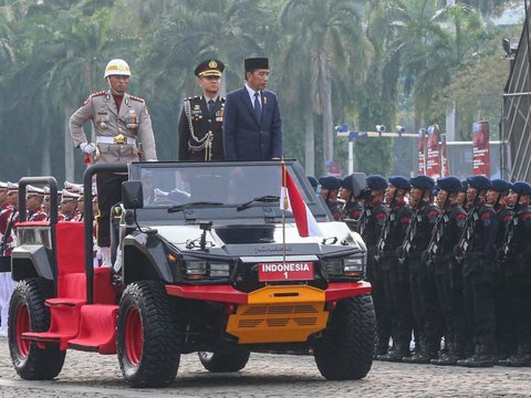FOTO: Gagah Jokowi Naik Maung Pindad Keliling Monas Periksa Pasukan di Puncak HUT ke-78 Bhayangkara