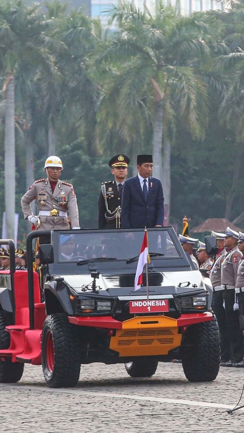 FOTO: Gagah Jokowi Naik Maung Pindad Keliling Monas Periksa Pasukan di Puncak HUT ke-78 Bhayangkara