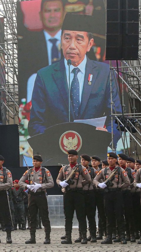 Jokowi menjadi inspektur upacara HUT Bhayangkara. Sebelum upacara dimulai, Jokowi mengecek kehadiran pasukan. Foto: Liputan6.com / Angga Yuniar<br>