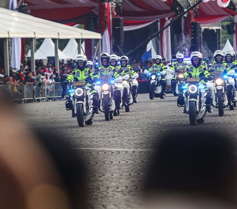 Dalam rangka memperingati Hari Ulang Tahun (HUT) ke-78 Bhayangkara, ribuan personel kepolisian parade di kawasan Monumen Nasional (Monas), Senin (1/7/2024). Acara ini bertema 