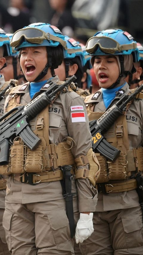 Salah satu yang menjadi sorotan utama adalah penampilan para Polisi Wanita (Polwan) yang bergerak dalam barisan, menunjukkan disiplin dan keterampilan yang tinggi. Foto: Bay ISMOYO / AFP