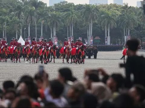 FOTO: Reaksi Masyarakat Antusias Menyaksikan Parade dan Defile Pasukan Polri di HUT ke-78 Bhayangkara