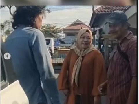 Touching Moment of Mothers Meeting Their Elementary School Teacher Singing in the Terminal