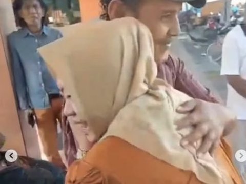 Touching Moment of Mothers Meeting Their Elementary School Teacher Singing in the Terminal