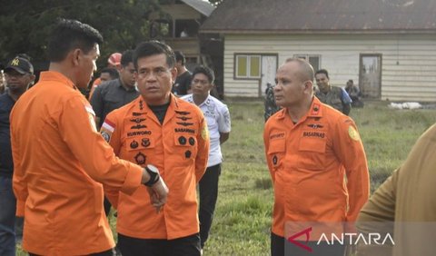 Sebelumnya, Kepala Basarnas Kusrowo mengungkapkan bahwa pihaknya sedang berupaya mengerahkan alat berat guna memaksimalkan pencarian dan evakuasi korban. <br>