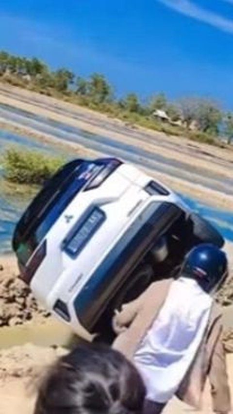 Mobil Terjun dan Menancap ke Tambak setelah Mengalami Kecelakaan Tunggal