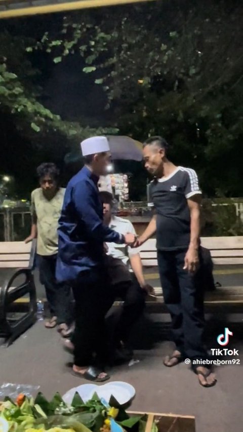 Setelah selesai makan bareng, Ahieb tampak memberi sejumlah uang pada orang-orang ini. Mereka juga tak lupa berfoto bersama.