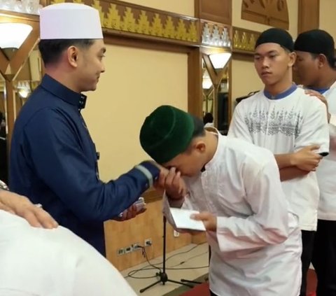 Selain pengajian, ia juga mengadakan santunan anak yatim.