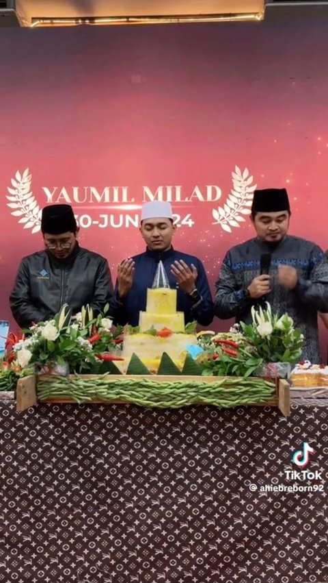 Viral Aksi Pria Ajak Orang-orang di Jalanan Makan Tumpeng Bareng saat Hari Ulang Tahunnya, Banjir Pujian