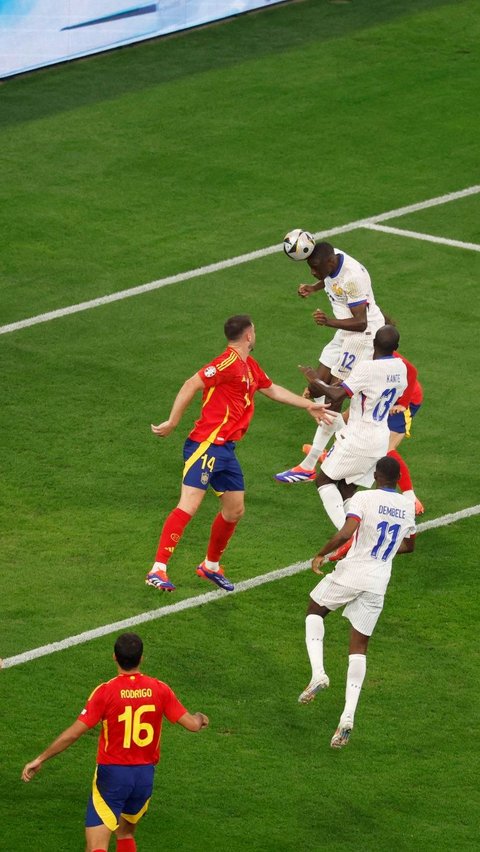 Dalam duel ini Spanyol tertinggal lebih awal. Gol Prancis dicetak melalui sundulan Kolo Muani memanfaatkan umpan silang Kylian Mbappe pada menit ke-8. Foto: REUTERS