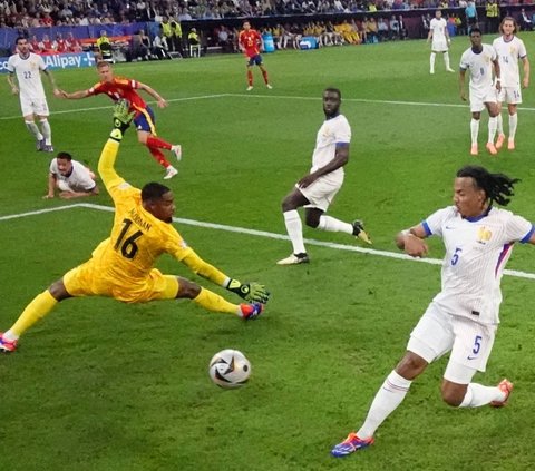 FOTO: Cetak Sejarah! Ini Gol Cantik Lamine Yamal yang Antarkan Spanyol ke Final Euro 2024