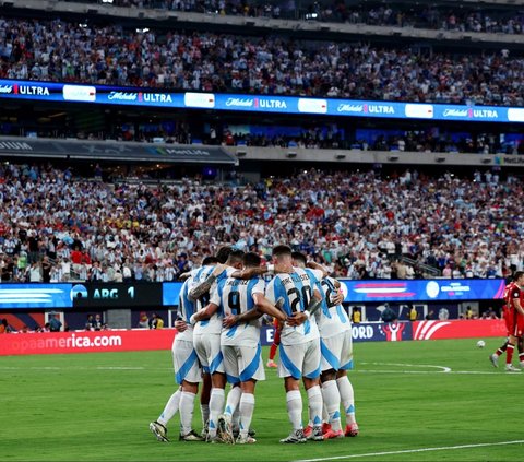 Timnas Argentina memastikan diri melaju ke final Copa America 2024. Hal itu dipastikan setelah Lionel Messi dkk menggilas Kanada dengan skor 2-0 dalam babak semifinal yang berlangsung di  Stadion MetLife, East Rutherford, New Jersey, Amerika Serikat, pada Rabu (10/7/2024) WIB. Foto: REUTERS<br>