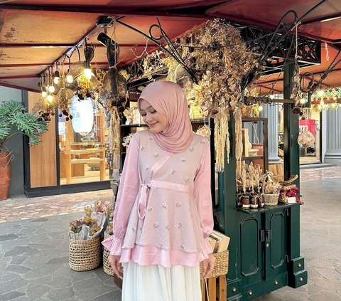 Inspirasi Blouse Touch of Pink nan Feminin, Sontek Yuk