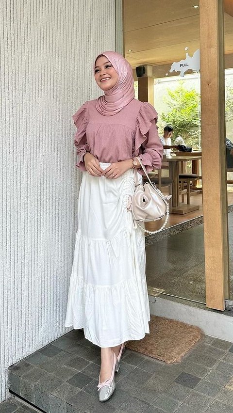 Inspirasi Blouse Touch of Pink yang Feminin, Sontek Yuk