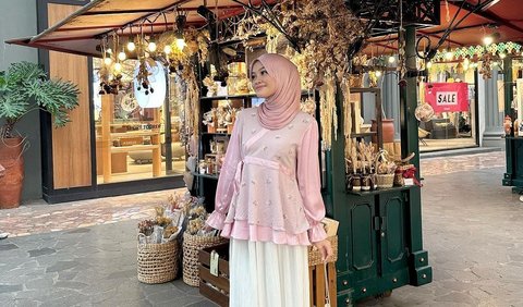  Feminin dan Elegan dengan Blouse Pink Pastel<br>