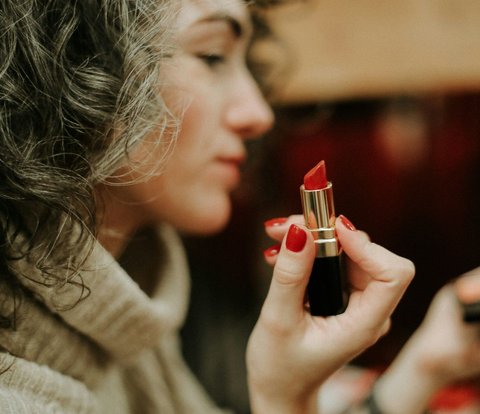 Dip Lipstick in Powder to Make it Last Longer