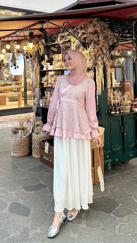 Inspirasi Blouse Touch of Pink nan Feminin, Sontek Yuk