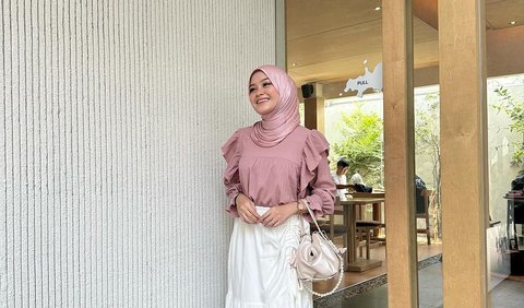  Kasual Manis dengan Blouse Pink Dusty<br>