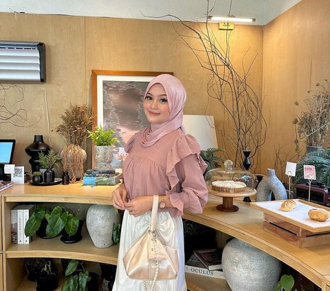 Inspirasi Blouse Touch of Pink nan Feminin, Sontek Yuk