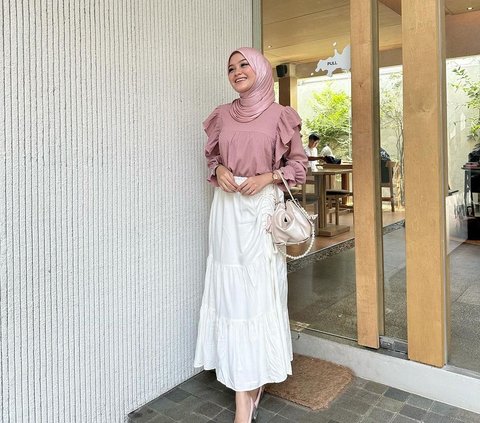 Inspirasi Blouse Touch of Pink nan Feminin, Sontek Yuk