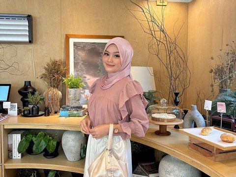 Inspirasi Blouse Touch of Pink nan Feminin, Sontek Yuk