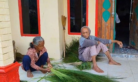 Pasangan Lansia Tinggal di Rumah Mewah di Tengah Sawah, Begini Cara Mengangkut Bahan Bangunannya