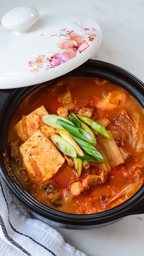 Kimchi Jiggae dengan Tuna atau Chamchi Kimchi