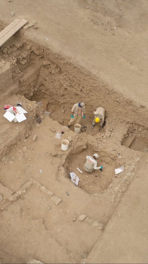 Dilansir Reuters, arkeolog Sinthya Cueva mengungkapkan bahwa kerangka sebelas manusia, yang diperkirakan berusia sekitar 800 tahun, ditemukan terkubur dengan kalung, anting-anting, dan gelang. Foto: Peru's Ministry of Culture/Handout via REUTERS<br>