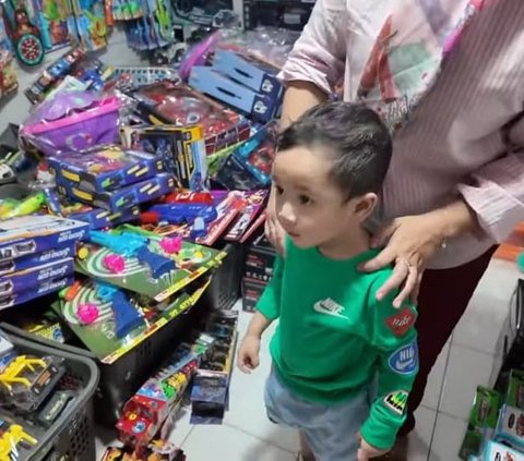 Biasa di Mal, Momen Rayyanza Beli Mainan di Pasar Happy Banget