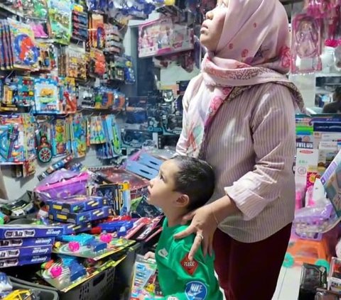 Biasa di Mal, Momen Rayyanza Beli Mainan di Pasar Happy Banget