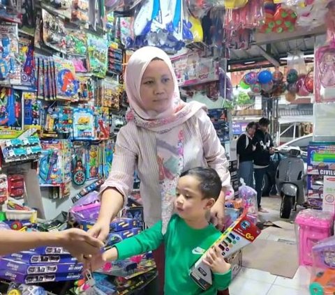 Biasa di Mal, Momen Rayyanza Beli Mainan di Pasar Happy Banget