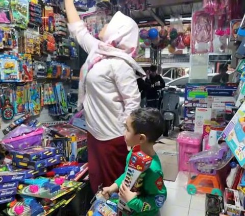 Biasa di Mal, Momen Rayyanza Beli Mainan di Pasar Happy Banget