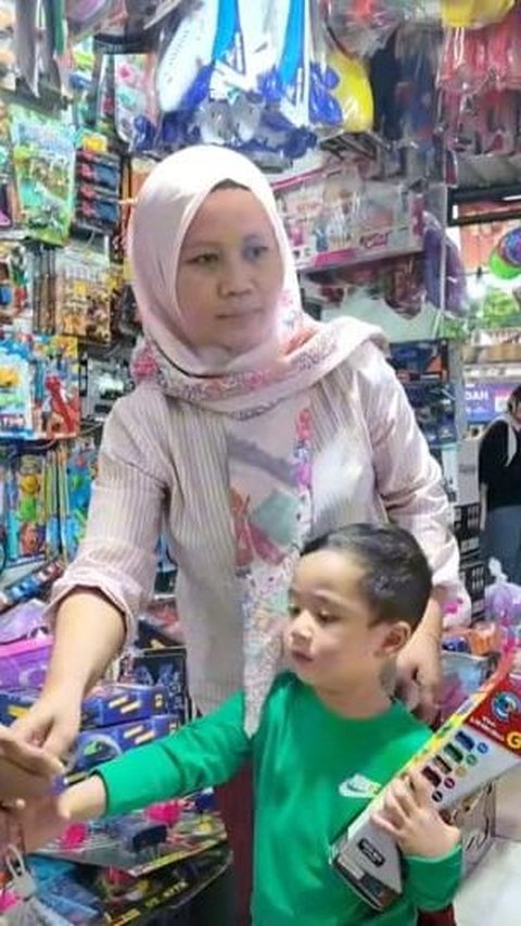 Biasa di Mal, Momen Rayyanza Beli Mainan di Pasar Happy Banget