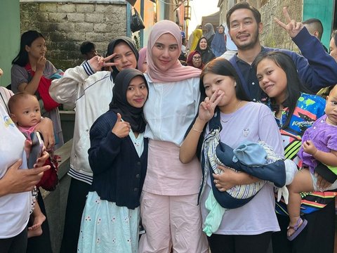 Jadi Istri Bakal Calon Bupati, Potret Syahnaz Sadiqah Dampingi Jeje Blusukan ke Warga Penampilannya Kece Abis