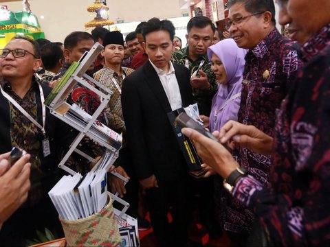 Touring the Apkasi Otonomi Expo 2024 Booth, Gibran is Crowded by Mothers Asking for Selfies