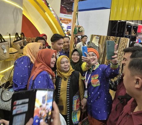 Touring the Apkasi Otonomi Expo 2024 Booth, Gibran is Crowded by Mothers Asking for Selfies